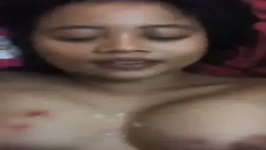 Gadis Cantik Pasrah Goyang Kasur Crot Tete