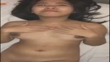 Gadis Cantik Pasrah Goyang Kasur Mantap Crot