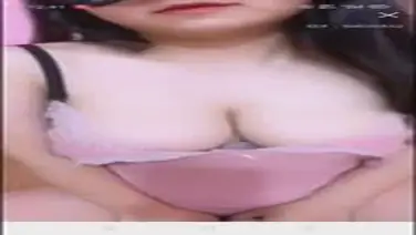 Tante Cantik Pasrah Goyang Kasur Jeans
