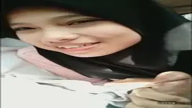 Ukhti Hijab Hitam Cantik Pasrah Servis Mobil