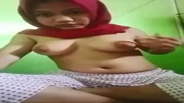Ukhti Hijab Merah Cantik Pasrah Di Kasur